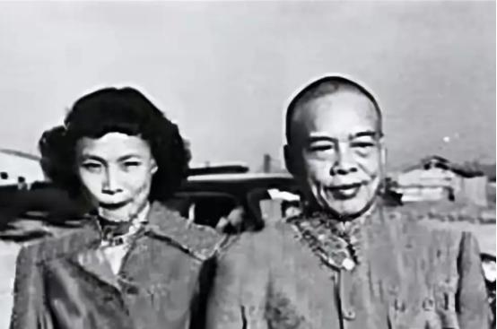 陈济棠是一个很矛盾的人。他在任时把广东治理得非常好，大搞城建：修了30几条马路，