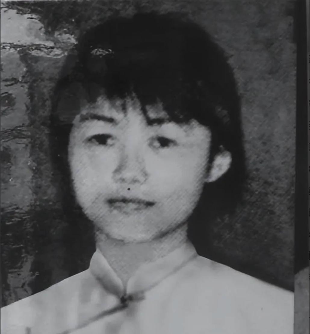1943年，地下党员叶致英被人逼婚，但她不认识男方，便不同意结婚，就向上级申请调