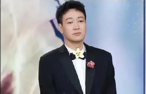 终于知道了北影杰开幕式上的辛柏青被孤立的原因了，当时一共8位主演走红毯，辛柏青却