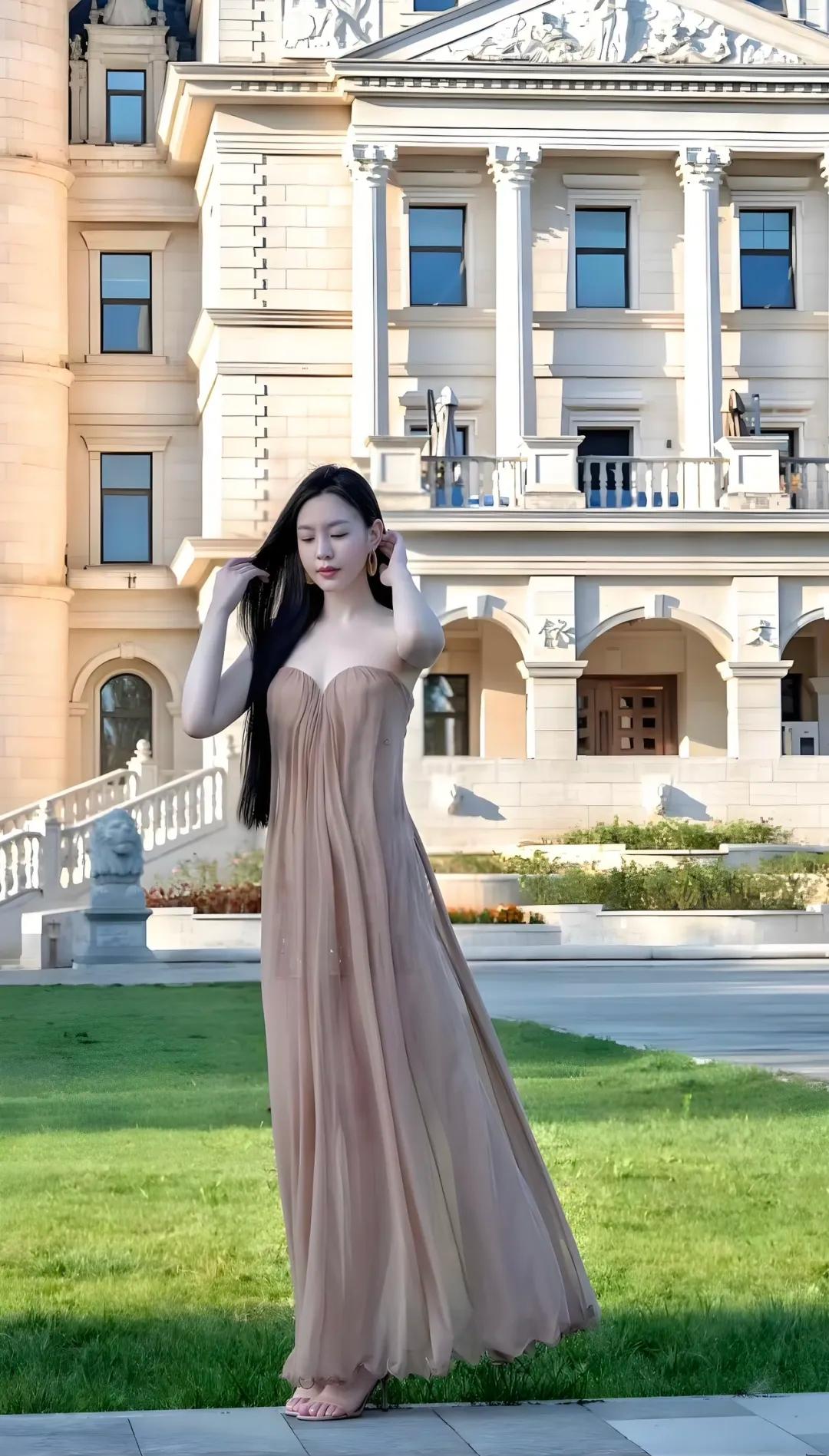 绿草如茵映美人儿，古风长裙舞翩翩。