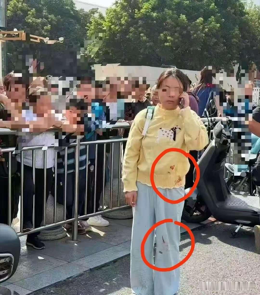 拿U型锁打人的成都妈妈，让她失去理智的根本不是那几声急促的喇叭声，也不是被人