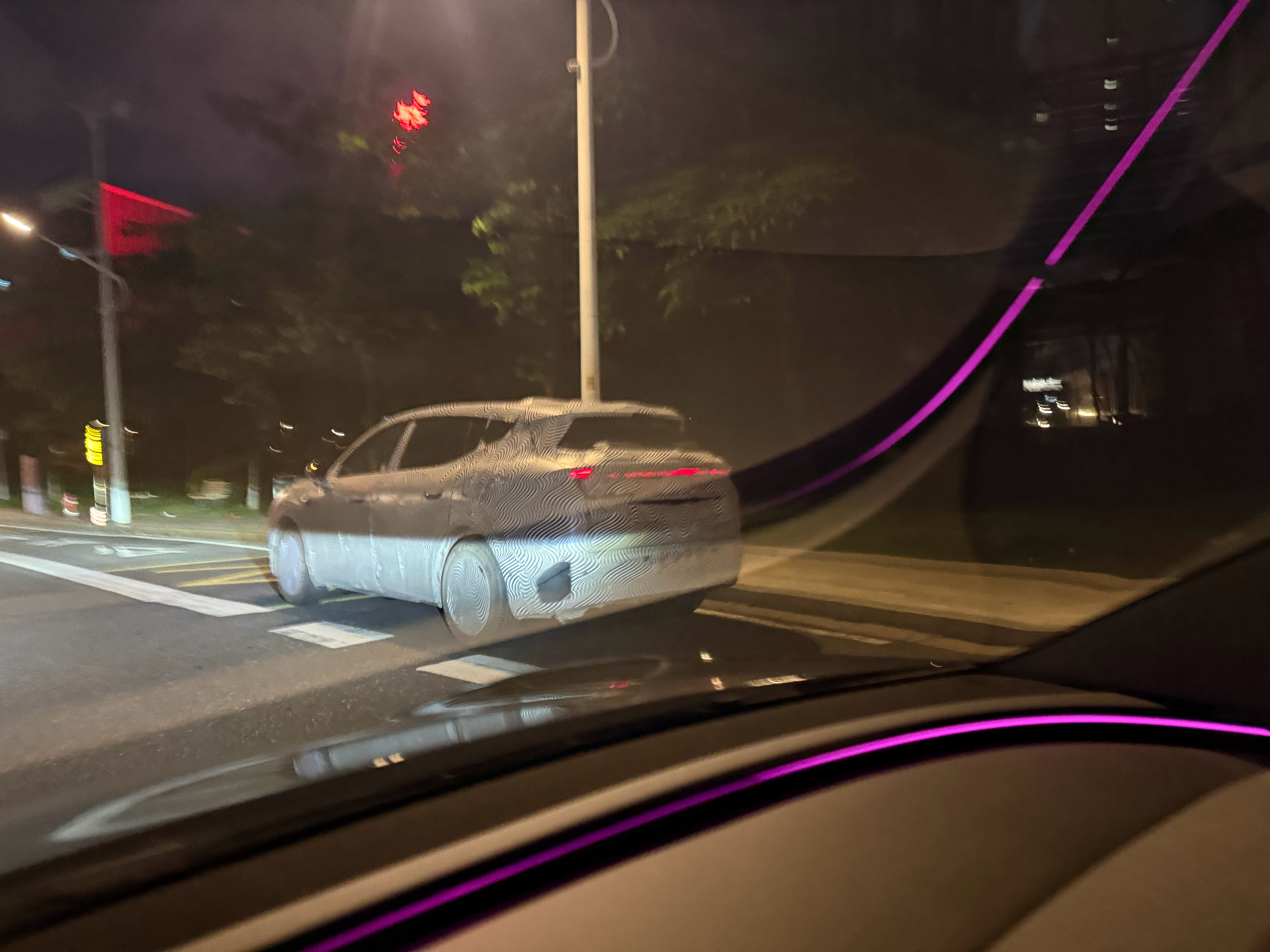 路过小鹏MonaL05的伪装车，这车看着挺大的，车长4870mm，介于