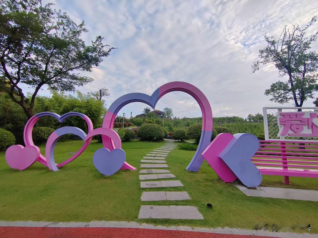 邻居老太太87岁，脑梗瘫痪在床了。在床上拉屎拉尿。家里3个孩子，一个女儿，两个儿