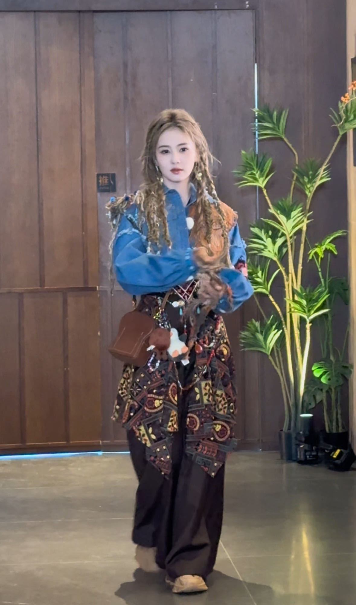 被白鹿可爱到了！换上塔吉克族服饰后开心转圈蹦跳，完全演我买到心仪新衣服时的样子～