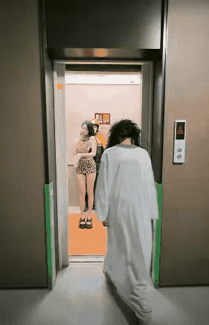 看了好几遍才知道，这是外卖小哥导演的，他可能对这位女士有好感吧，终于促成了他们之