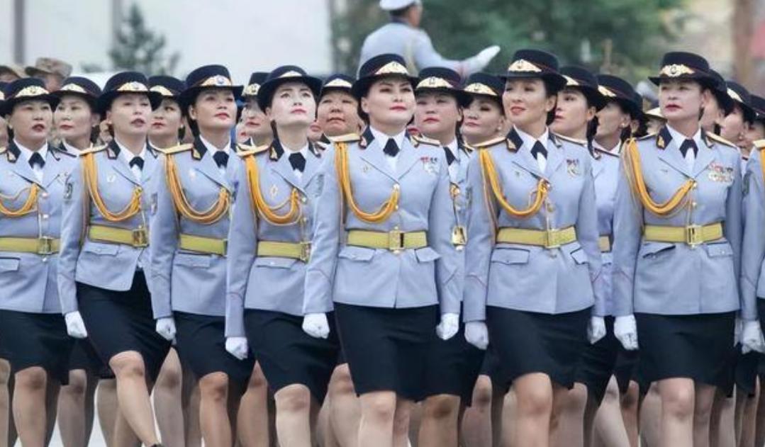 《全球最安全的两国：一个拳头硬到无人敢惹，一个靠邻居躺赢！》