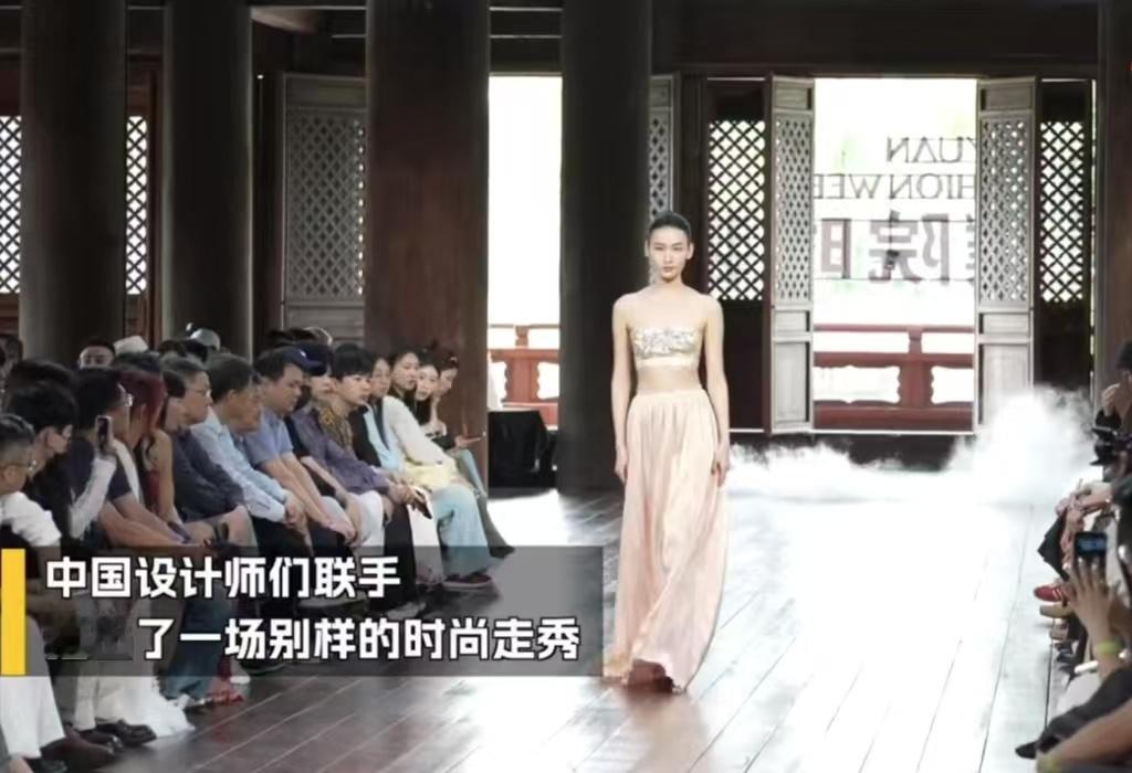 一生要出片的年轻人为何钟爱古镇古镇，是年轻人的出片宝藏地。转角竹椅、檐下灯笼皆为