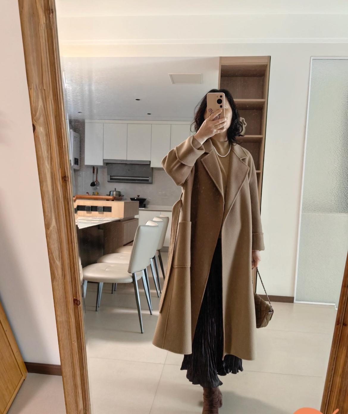 58岁婆婆花八百多买了件咖色双面呢大衣，回家搭好围巾皮鞋转圈给老伴看，结果公公甩