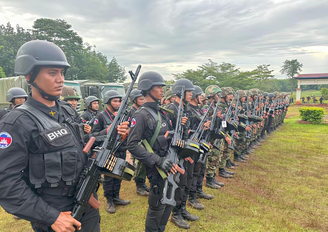 ​泰国总理阿努延提真够狠的，这时候柬埔寨已经决定接受马来西亚首相安华的停火协议。