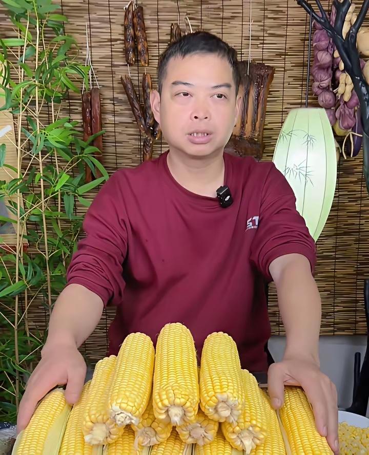 姚家男儿今晚开播，直播间人数不多，玉米却一下卖出去一百多单，看得小星星们心里又酸