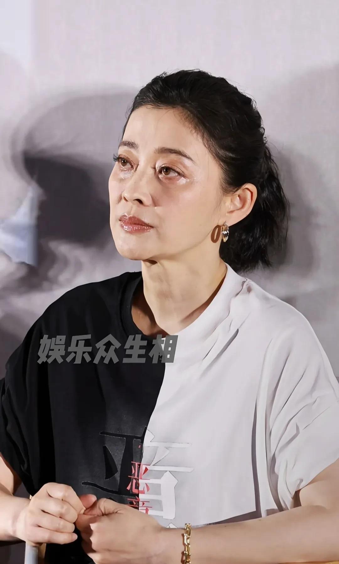 我发现，大眼睛的女人都不抗老啊！看梅婷出席陈思成新电影《恶意》的首映礼，五十岁