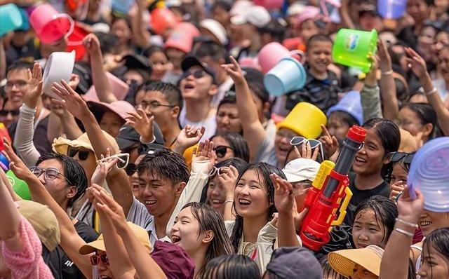 如果最后还是走上少数人永富、多数人画饼的老路，那我们口中的中国模式，和一直试图超