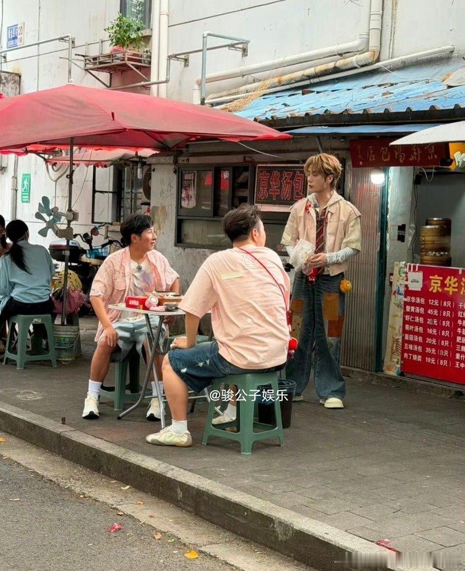 39岁杜海涛蹲南京路边啃汤包胖出油腻大叔感，40岁陆虎染棕发潮得像男团，网友看完照片懵了：这三人坐一