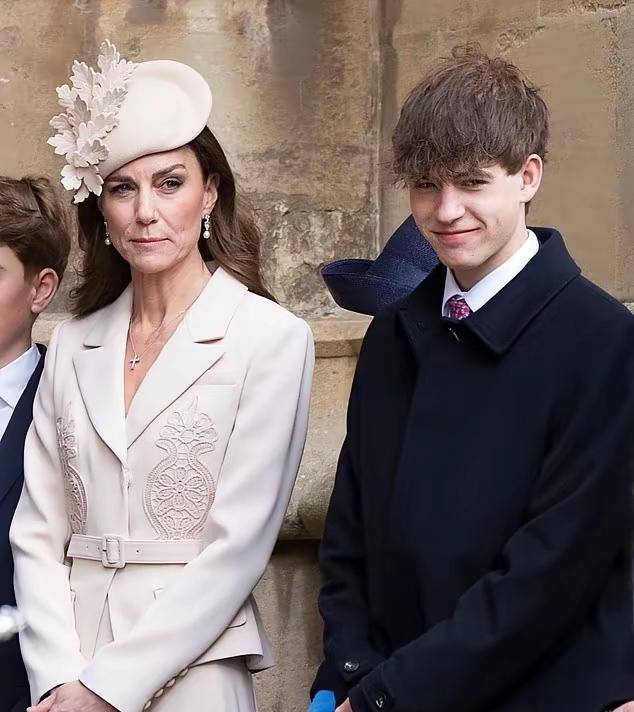 40+的凯特，真的不能近距离看了！为何？复出后的她，整个人看起来是憔悴和沧桑