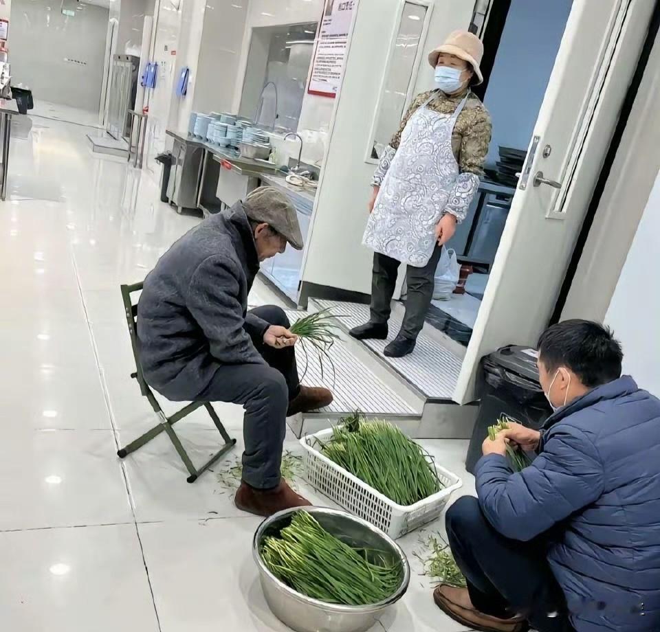 我见过不少有钱老板，但最让我心头一暖的，还是刘强东家那对在食堂包饺子的老父母