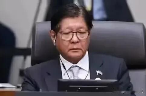 马科斯做梦也没想到，中国这次真的会“断供”。过去十年，菲律宾吃中国的饭、拿中国的