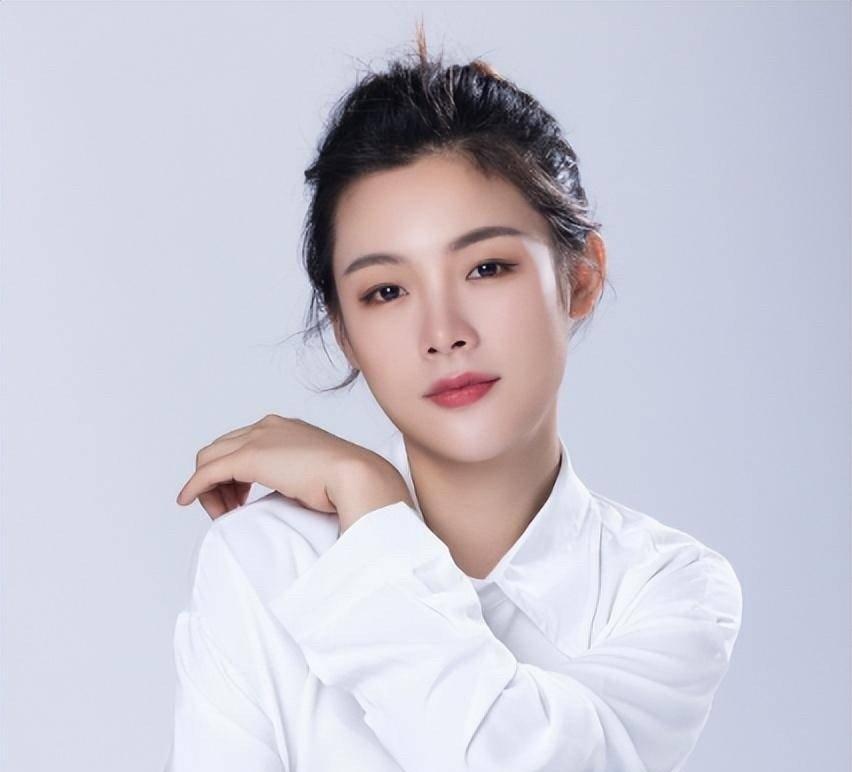 感觉陈丽君是个狠角色以前也有人说她面相是“将军相”。大多数戏曲演员很少有破