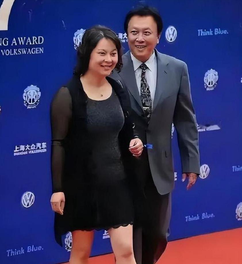 唐国强的大女儿唐莉，现在43岁了，日子过得稳稳当当，和老公一起在小城开家不起眼的