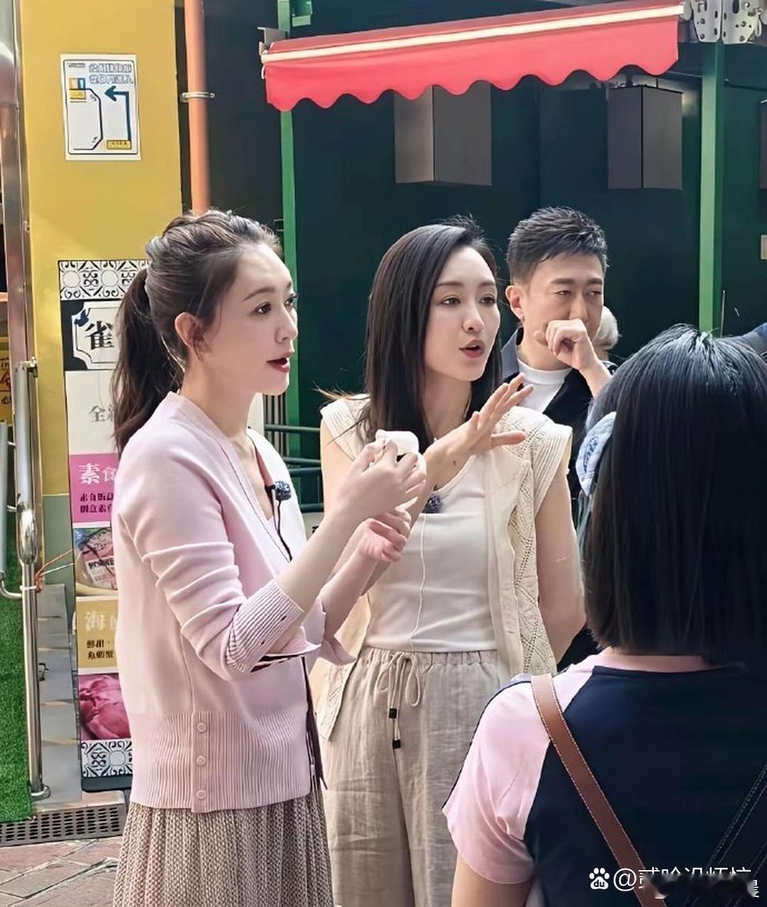 近距离看王鸥李小冉真人，颜值状态能打，难怪能在一众艺人里脱颖而出。