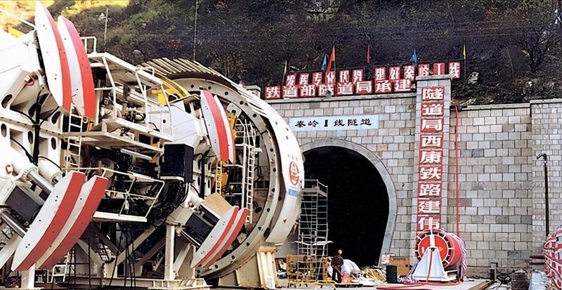 1997年，中国修建秦岭隧道时，找德国购买盾构机，德国鼻孔朝天：3.5亿一台，爱