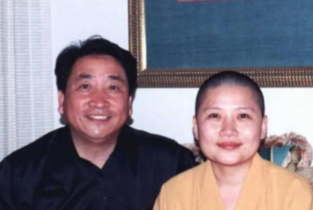 2000年，姜昆在国外偶遇已经出家的李娜，出于好奇，姜昆问她：“你到底为什么出家