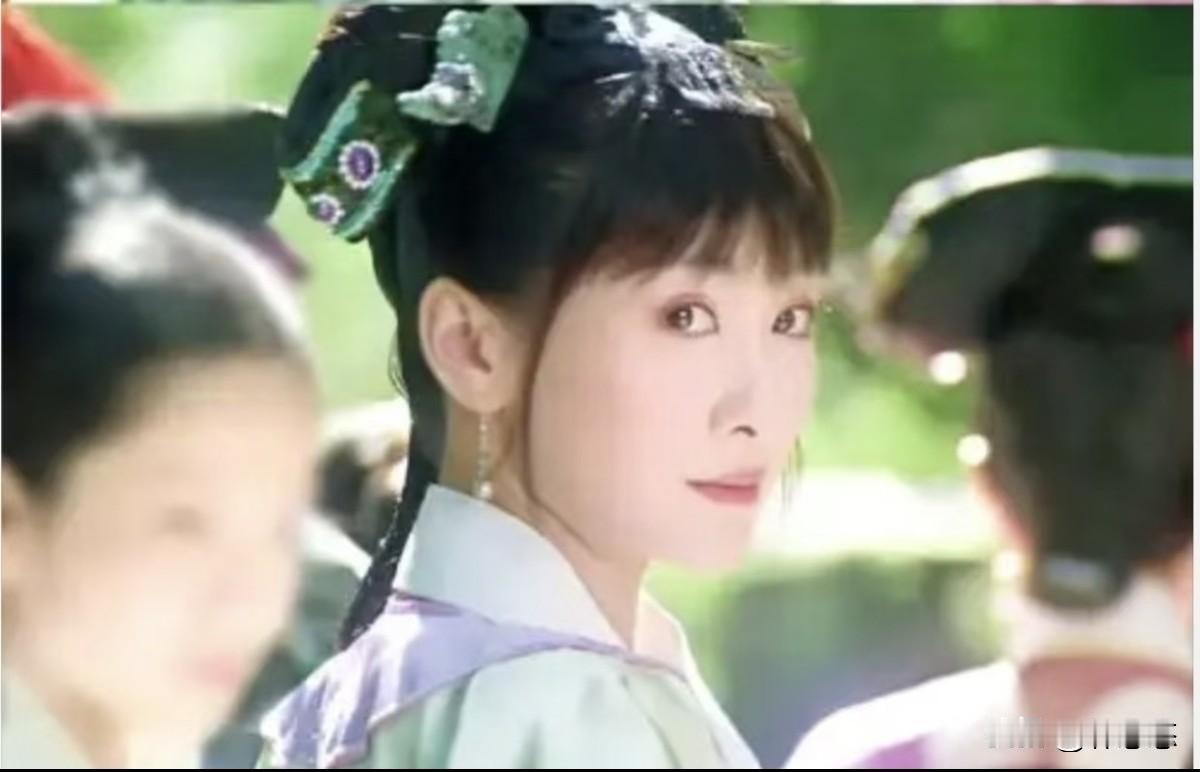 安陵容刚进宫的时候好像有点学生思维了。她以为甄嬛和沈眉庄跟她好，就单纯是交朋友