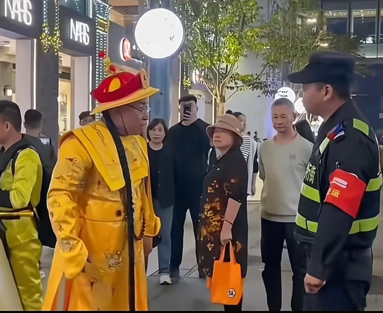 多年前的网络视频截图，很多网友应该都看过。视频内容大概是，穿龙袍的大叔在街头搞直