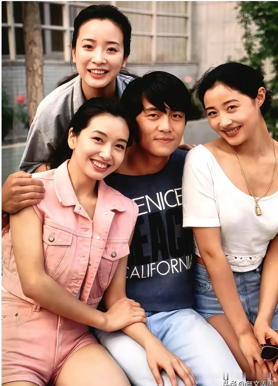 90年代，《外来妹》四位演员的一张合影，三位女生笑靥如花，男生稳重帅气。照片中有