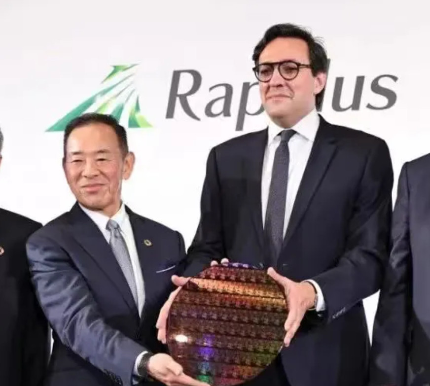 我问了在芯片厂上班的老同学，日本怎么突然就造出2nm芯片了。他摘了工牌，说得