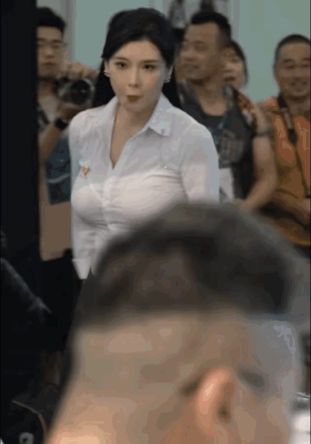 你有没有被一种笑容治愈?被治愈的不仅仅是笑容，更是一见钟情的起意！[送自己一朵花