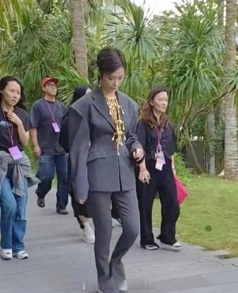 李宇春脖子上戴着一串“铃铛”，相当有个性，好吸引眼球，她总是走在时尚前列。