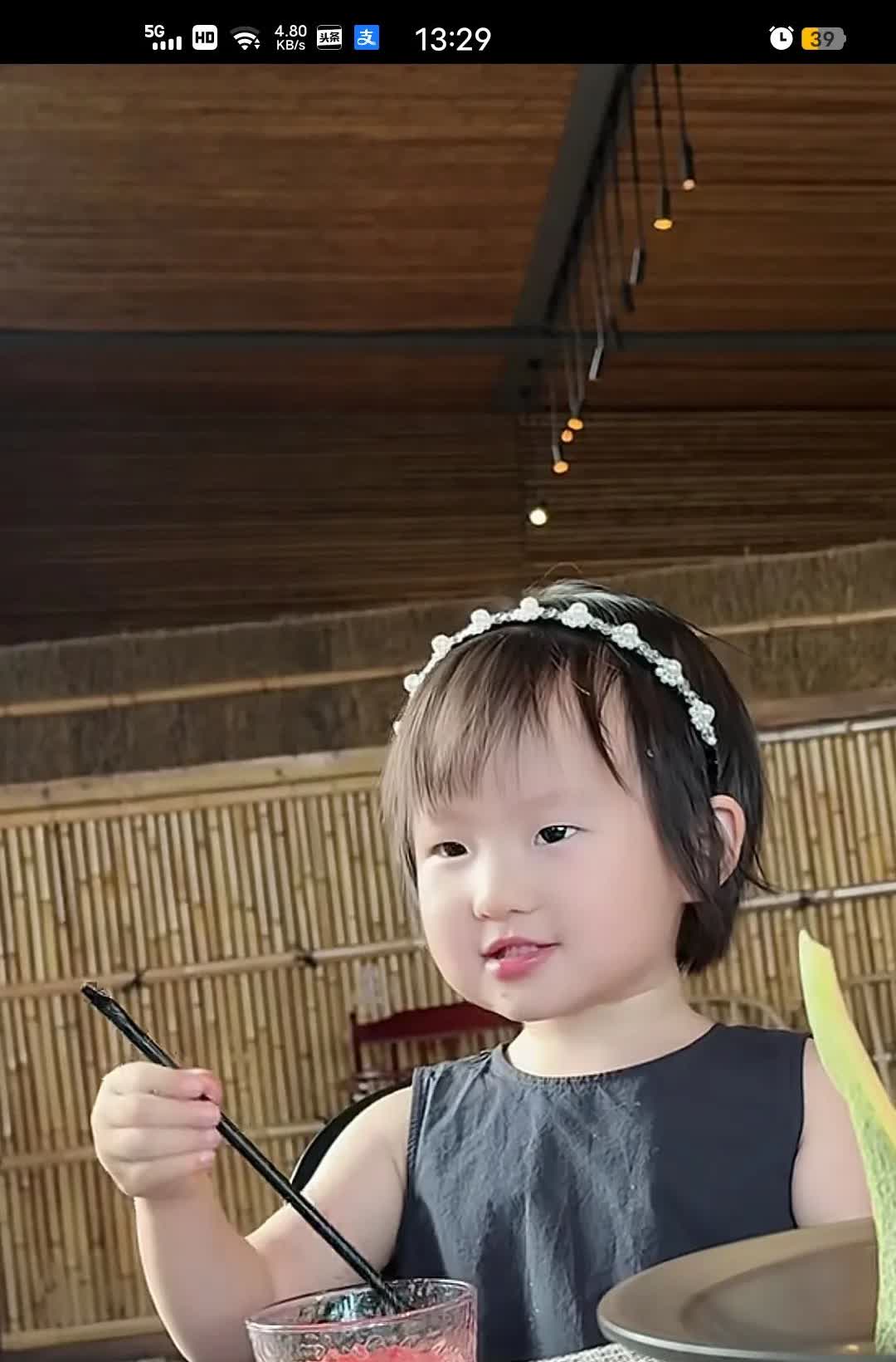 黄一鸣怒怼网友，小闪闪打电话想奶奶！近日，黄一鸣怒怼网友，我就是要公开呀，让