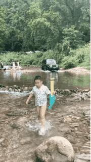 孩子在那玩的挺好，小水坝被你无情的毁掉了😡。