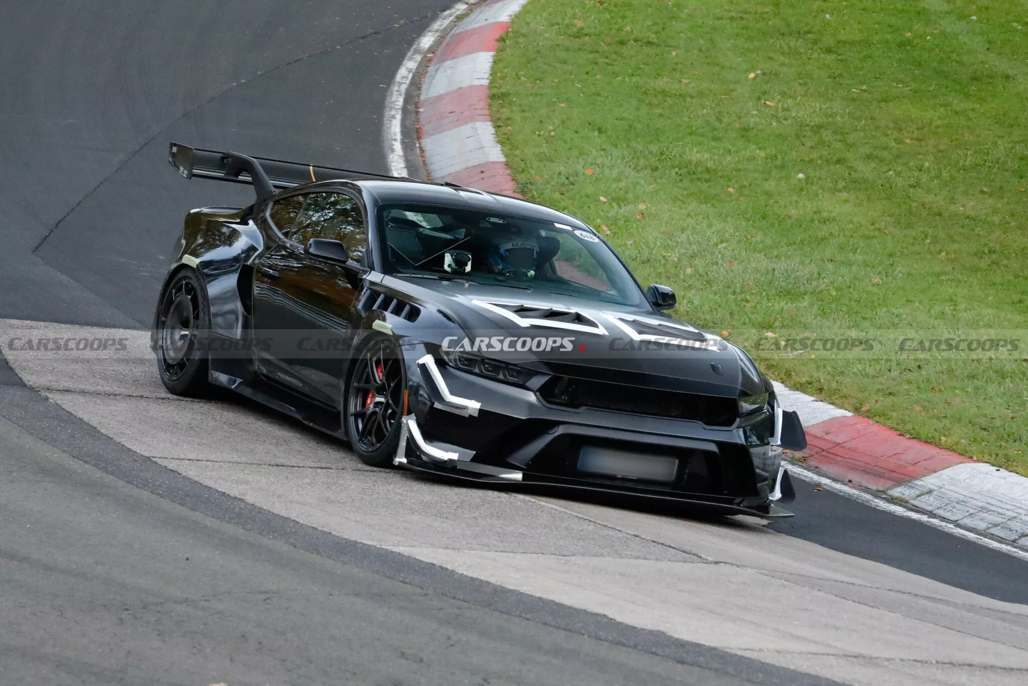 福特MustangGTD原型车现身纽北,配上了新的空力件,后轮毂引入空力设计,