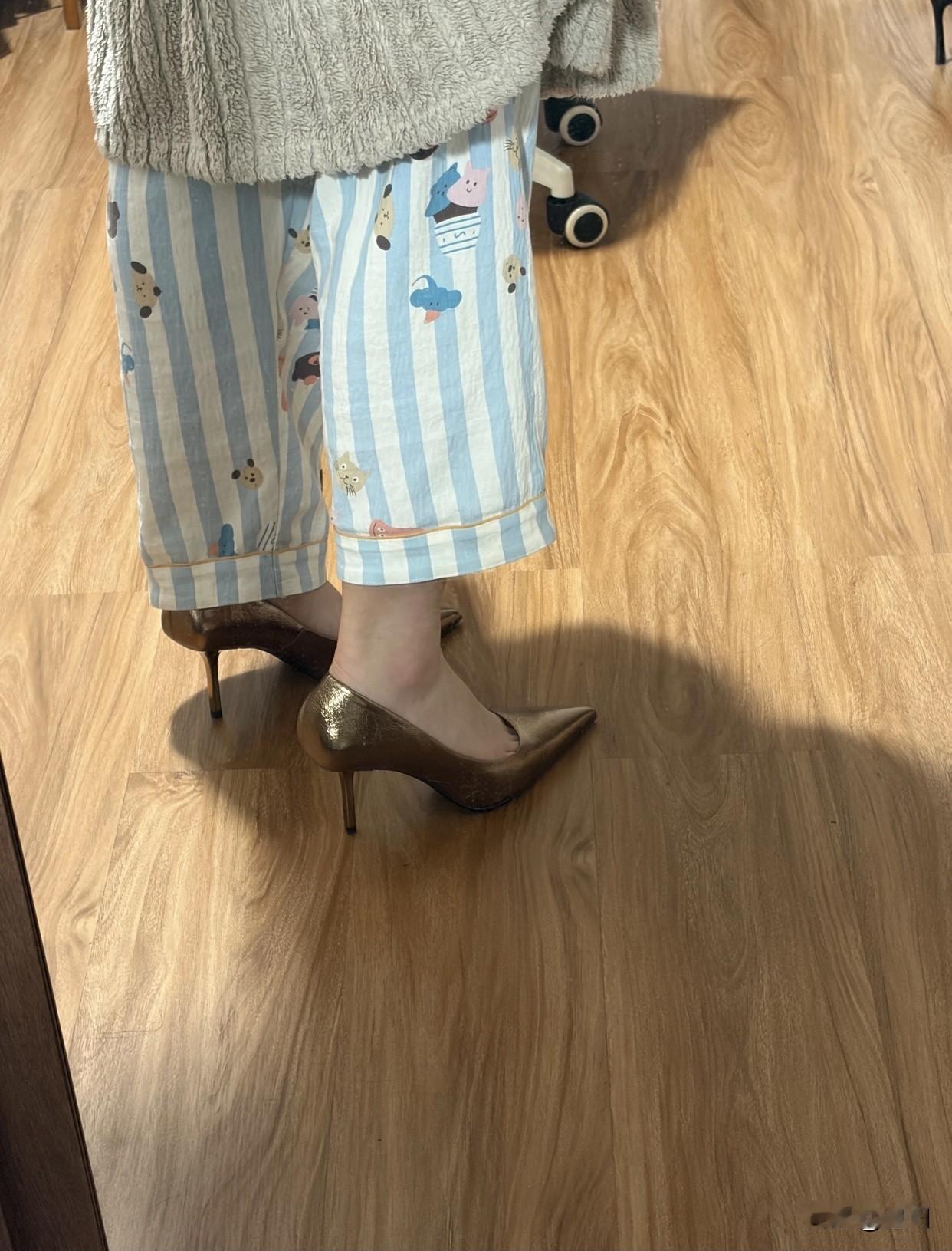 第一次穿高跟鞋建议穿多高不要超过5厘米，不然走路会很困难。