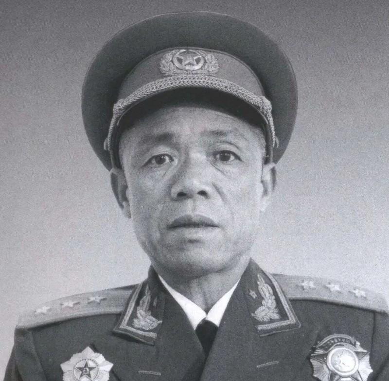 1934年，韩先楚打了胜仗后，因弄丢了200多银元，被撤职，红25军政委吴焕先却