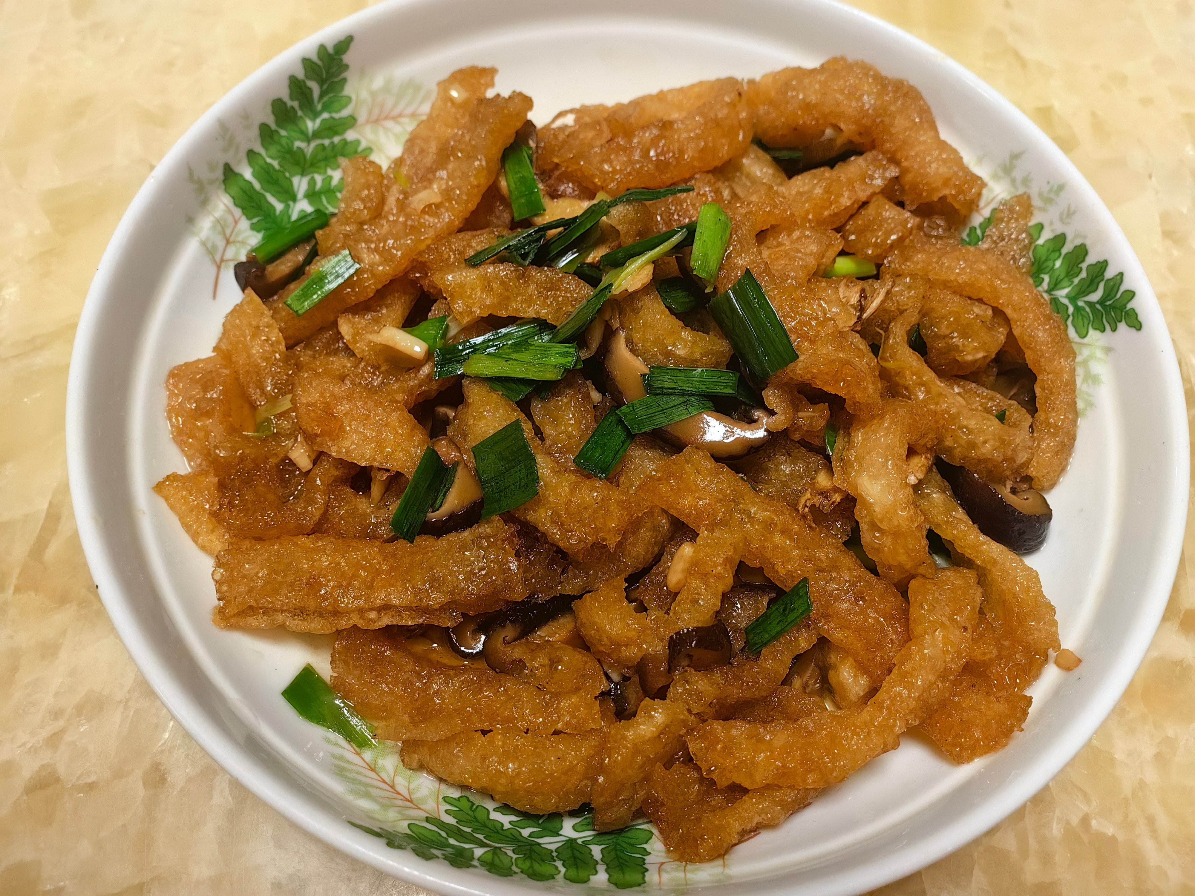 家常菜煎鱼，荷兰豆炒肉，西红柿炒鸡蛋，蒜苗炒猪肉脯。​​​