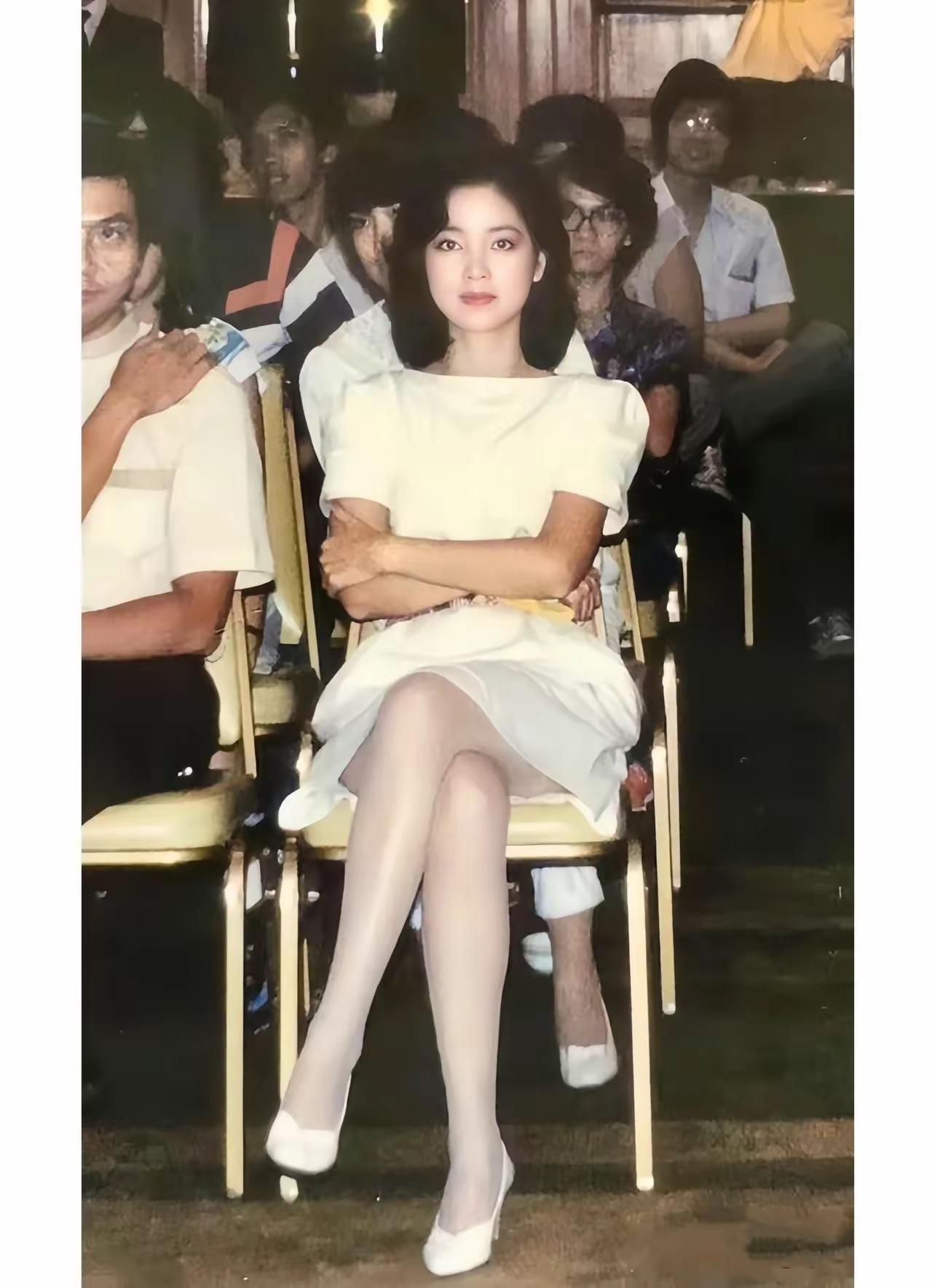 亚洲家喻户晓的歌星——邓丽君。图中是1981年邓丽君在香港的一次活动中，她举止