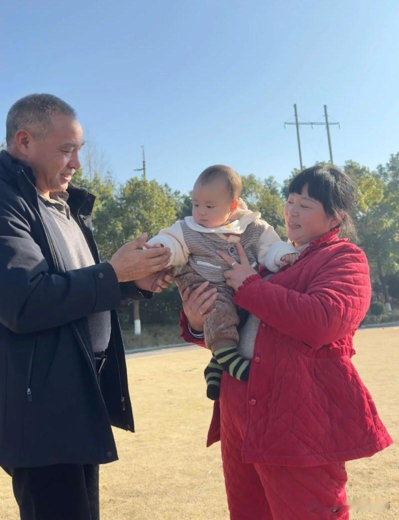 真实事件表哥表嫂的退休金两个人加起来1万5左右，表侄的工资每个月也稳定