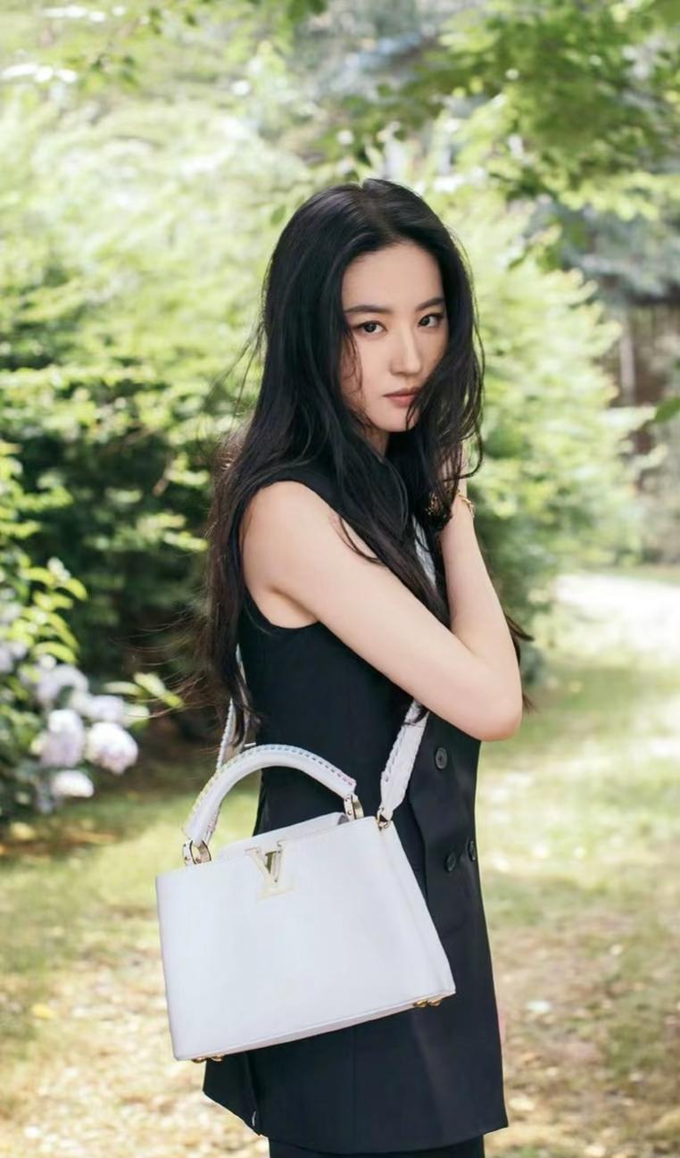 为什么刘亦菲能深受喜爱?为什么刘亦菲能深受喜爱?前阵子VOGUE盛典全场女明