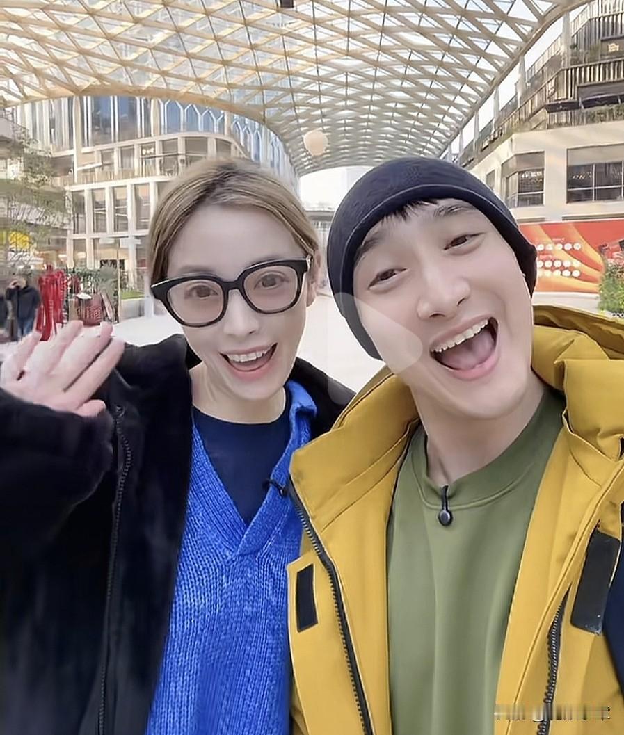 43岁主持人路易终于官宣谈恋爱了!近期，他与好友司雯嘉逛街约见的间隙，路易坦诚