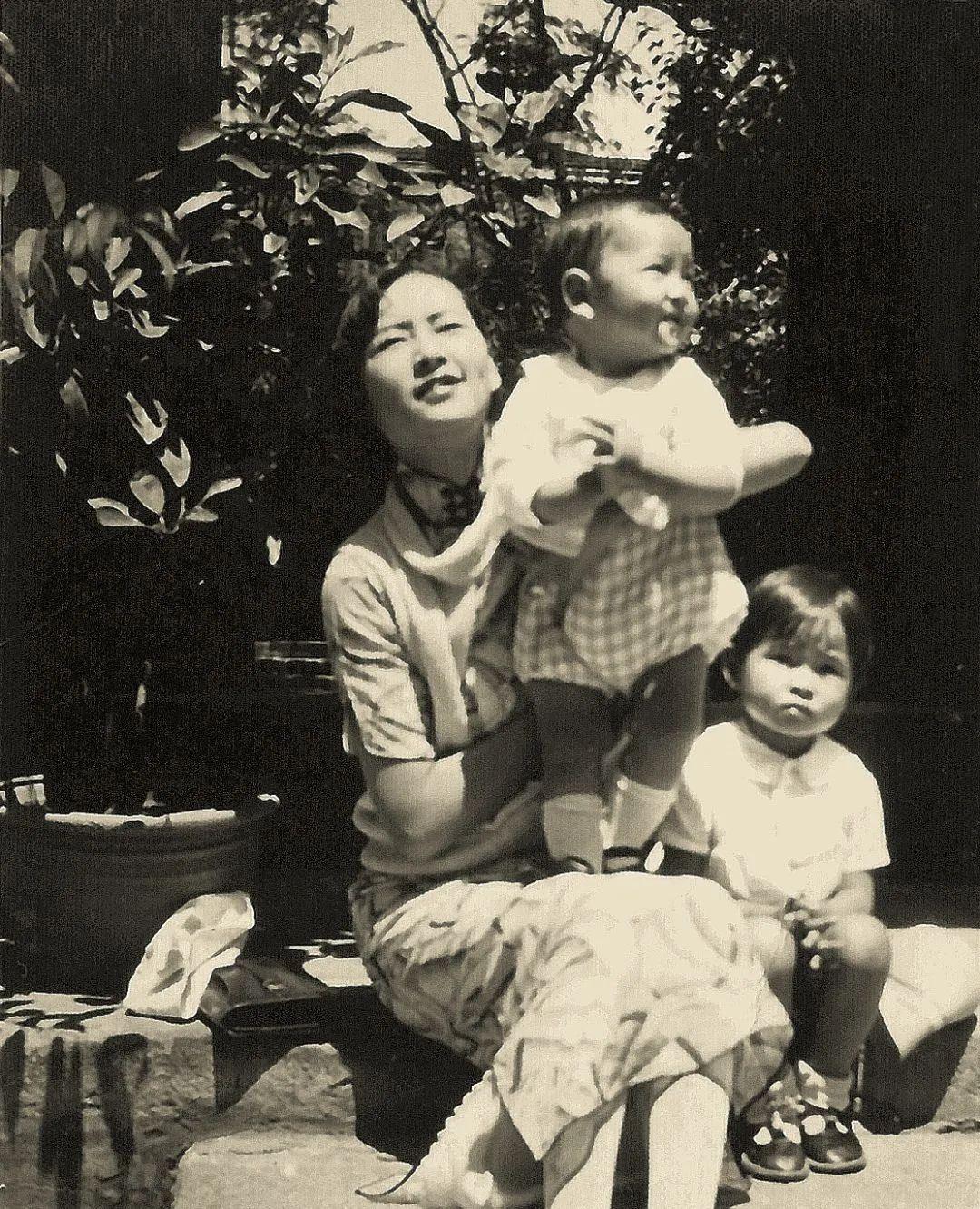 这张照片摄于1933年前后，定格了林徽因与一双儿女的温馨家庭时刻，此时林徽因陪伴