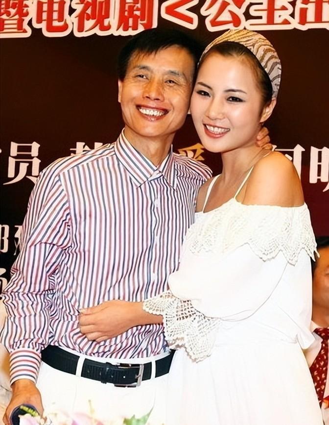 有一天，影视大鳄邓建国偶遇了在番禺餐馆里半读半工的14岁服务员，看对方性格好、长