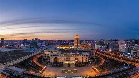 2016年10月，榆林房价均价5982元；2017年10月，榆林房价均价602