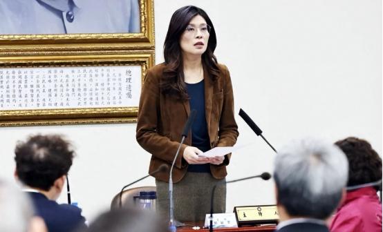 郑丽文韩国瑜联手清党渣，侯友宜卢秀燕跪地求饶，国民党终于姓郑 郑丽文能杀出重