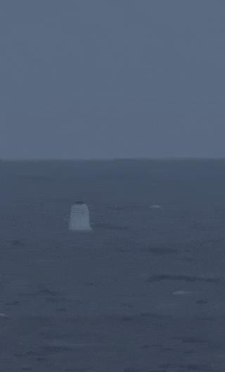 四枚导弹，从黑漆漆的海底腾空而起，飞过一万三千公里，砸进太平洋的另一头。不是演