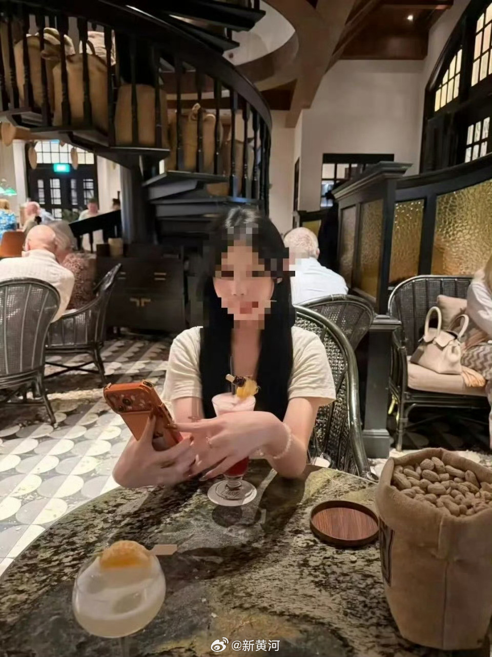 #转卖女大学生电诈园要求撤掉报道#【女大学生受邀去泰国泼水节被转卖电诈园，家属交