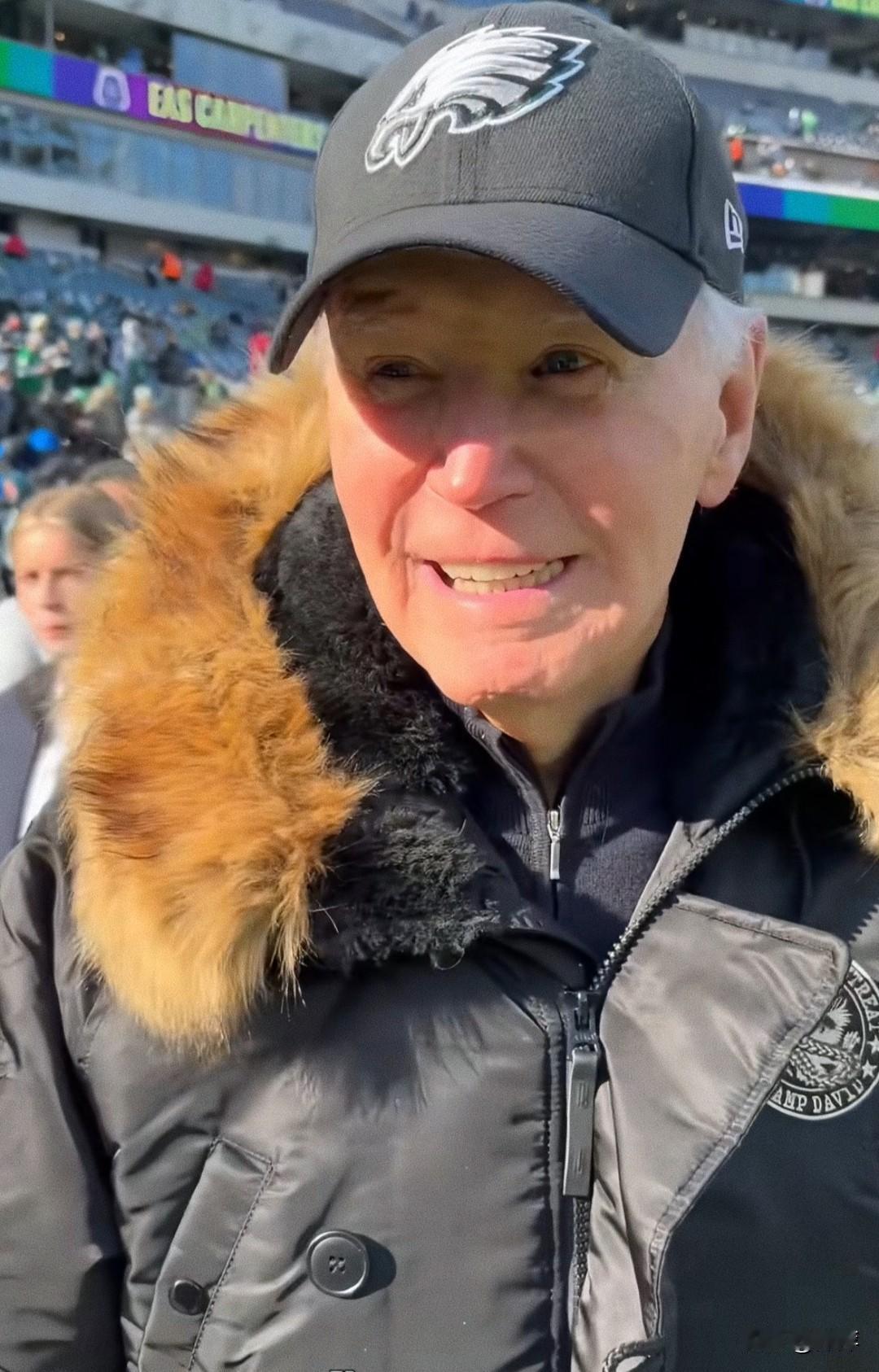 拜登先生现身橄榄球比赛，他面色红润看上去精神很不错哦！