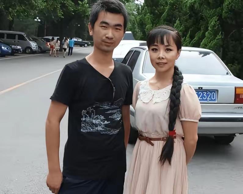当年，王二妮出名后，男友李飞对她说“二妮，分手吧，咱俩不是同一世界的人了。”可王
