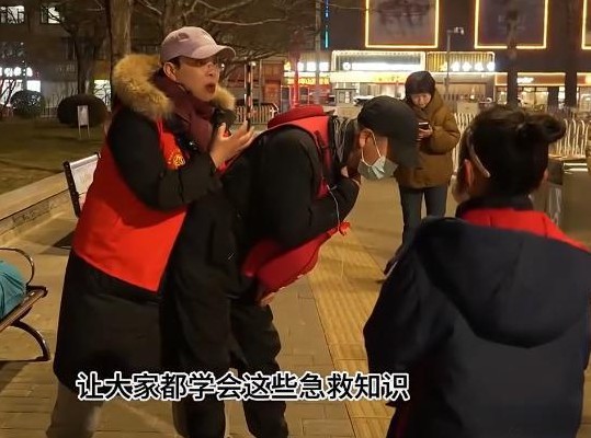 “这个护士火了！”山西长治，一位女护士在忙碌完一天的工作后，并没有立即返回家中休